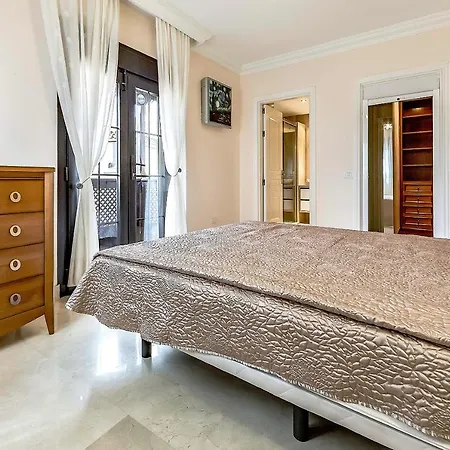 Townhouse Del Duque 5duk49 ヴィラ